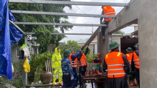 Lốc xoáy làm hàng chục nhà dân tốc mái, hư hỏng