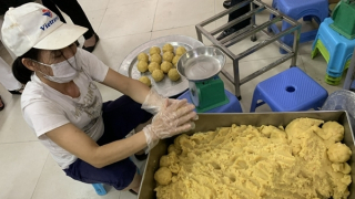 Nghi ngại chất lượng bánh trung thu giá siêu rẻ