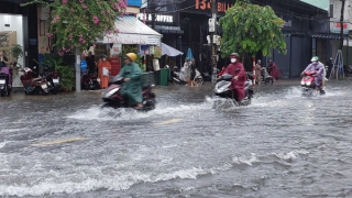 Nhiều tuyến đường ở Đà Nẵng và Thừa Thiên Huế ngập sâu sau trận mưa lớn