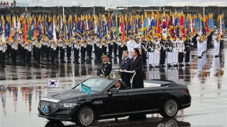 Hàn Quốc duyệt binh lớn nhất thập kỷ, gửi 