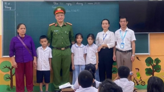 Thiếu tá Công an cứu giúp 3 cháu học sinh mắc kẹt giữa lòng suối