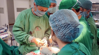 Cứu sống bệnh nhân bị vật sắc nhọn đâm thấu tim