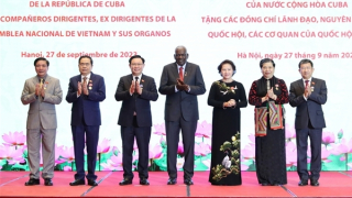 Trao Huân chương của Nhà nước Cuba tặng Chủ tịch Quốc hội Vương Đình Huệ