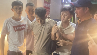 Dùng súng khống chế chủ và nhân viên nhà sách để cướp tài sản