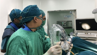 Rút ống thông tiểu "bị bỏ quên" 4 năm trong niệu quản cụ bà 80 tuổi