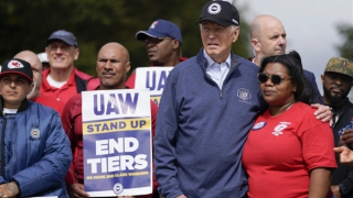 Tổng thống Mỹ xuống đường biểu tình cùng công nhân