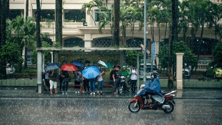 Mưa lớn khắp ba miền, cảnh báo ngập lụt