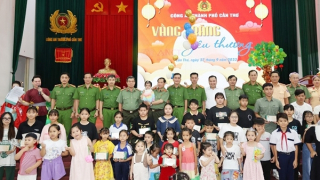 Công an TP Cần Thơ tổ chức Tết Trung thu cho các cháu thiếu nhi mồ côi