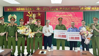 Trao thưởng cho các tập thể, cá nhân tham gia phá thành công vụ án ma túy