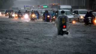 Hà Nội mưa như trút nước giờ cao điểm, đường phố ngập sâu tắc cứng