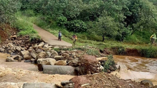 Lũ cuốn trôi đường, cô lập hàng trăm hộ dân ở tỉnh Bình Phước
