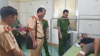 Thăm hỏi, động viên cán bộ CSGT bị thương khi làm nhiệm vụ