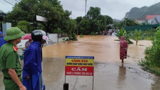 Công an Thanh Hóa bám địa bàn, giúp dân phòng, chống mưa lũ