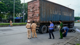 Container va chạm với xe máy trên Quốc lộ 51, một người tử vong
