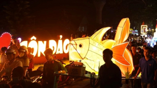 Hàng ngàn người tham dự Đêm hội Trăng rằm ở Côn Đảo