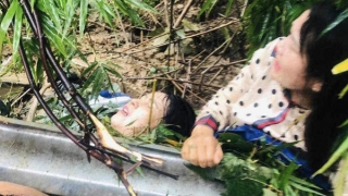 Cứu  hai giáo viên bị vùi trong sạt lở