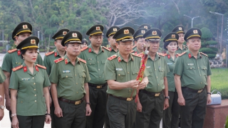 Cụm thi đua số 7, Bộ Công an dâng hương tưởng nhớ các Anh hùng Liệt sĩ tại Côn Đảo