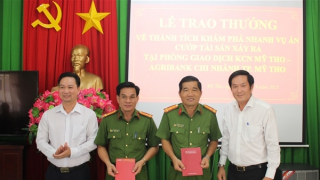 Thưởng lực lượng truy bắt kẻ cướp ngân hàng ở Tiền Giang