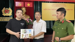 Công an phường Hàng Buồm trao trả tài sản bị mất cho người dân