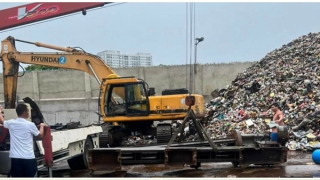 Thuê xe cẩu để trộm phế liệu dọc theo các tuyến đường