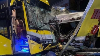 Va chạm giữa 2 xe khách trên quốc lộ lúc rạng sáng, 4 người chết tại chỗ