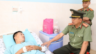 Thăm hỏi cán bộ Công an phường và 2 bảo vệ dân phố bị thương khi làm nhiệm vụ