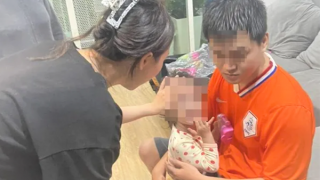 Cảnh sát đu dây giải cứu bé gái 2 tuổi mắc kẹt trong nhà