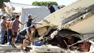 Mái nhà thờ đổ sập khiến hàng chục người bị thương