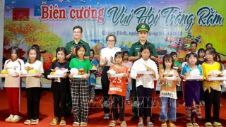 Trao tặng mô hình sinh kế cho người dân vùng rẻo cao biên giới