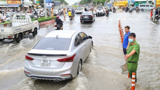 Công an TP Cần Thơ hỗ trợ người dân ứng phó với triều cường