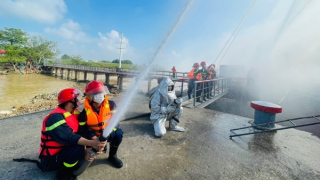 Nhiều phương tiện hiện đại diễn tập chữa cháy tàu chở xăng dầu