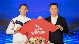 Tay vợt Nguyễn Tiến Minh chắp cánh ước mơ chơi cầu cho trẻ em Việt Nam
