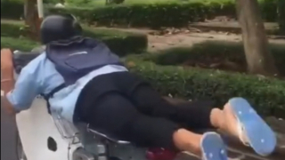 Xử lý thiếu niên nằm trên yên điều khiển xe máy