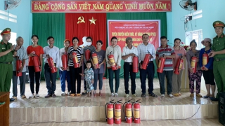 Tăng cường năng lực phòng cháy, chữa cháy ở cơ sở, tặng bình chữa cháy cho đồng bào Cơ Tu