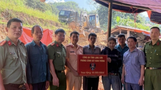 Trao 100 triệu đồng hỗ trợ hộ nghèo, hoàn cảnh khó khăn xây lại nhà sau mưa lũ