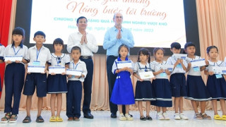 Trao 150 suất học bổng tặng học sinh vượt khó tại Hậu Giang