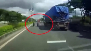 Xe đầu kéo đang chạy bỗng văng 2 bánh ra đường