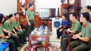 Thăm hỏi, động viên gia đình cán bộ Công an hy sinh trong khi làm nhiệm vụ
