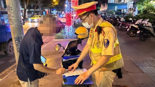 Người dân nhắn Zalo cho CSGT, tài xế làm rơi đất đá bị xử phạt