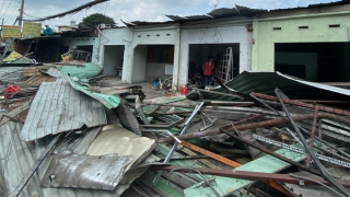 Xe đầu kéo lao  vào 5 ki-ốt khu vực cầu vượt Sóng Thần