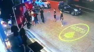 Đang đứng chụp ảnh trước quán bar, nam thanh niên bị đâm tử vong