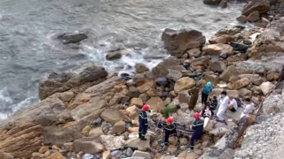 Cảnh sát giải cứu cô gái trượt chân rơi xuống vực sâu