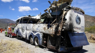 Lật xe buýt chở người di cư tại Mexico, 43 người thương vong