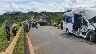 Xe tải tông xe khách, nhiều người thương vong