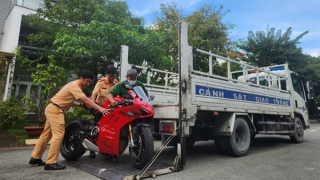 Xử phạt người mẫu Ngọc Trinh nhiều lỗi vi phạm, tạm giữ 2 xe phân khối lớn