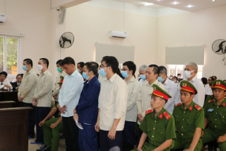 Nhận hối lộ để cấp hàng ngàn giấy phép lao động sai quy định