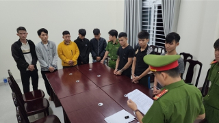 Nhóm thanh thiếu niên dùng súng bắn chỉ thiên uy hiếp đối thủ