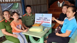 Mẹ đỡ đầu của trẻ em vùng biên giới Tây Nam