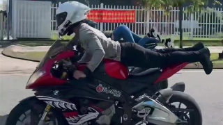 Người chỉ dẫn Ngọc Trinh “làm xiếc” trên mô tô bị xử phạt