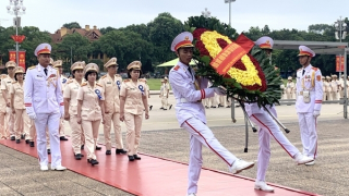 Đoàn đại biểu Công đoàn CAND vào lăng viếng Chủ tịch Hồ Chí Minh